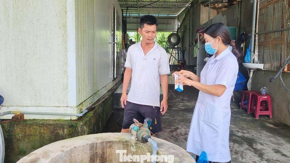 Ngoài ra, hàng trăm giếng khơi của người dân ở huyện Nghĩa Hành bị ngập do lũ, nguồn nước đục ngầu, rác phủ kín. “Những ngày qua, nguồn nước uống duy nhất của gia đình là chiếc giếng khơi cũng bị nước lũ tràn vào kèm theo bùn đất. Nước giếng bẩn nên gia đình tôi phải hứng nước mưa để dùng tạm dù biết nước này cũng không đảm bảo vệ sinh”, bà Nguyễn Thị Tâm (trú xã Hành Đức) nói.