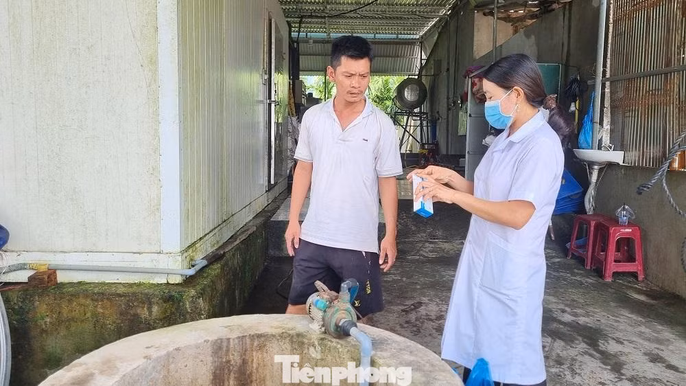 Ngoài ra, hàng trăm giếng khơi của người dân ở huyện Nghĩa Hành bị ngập do lũ, nguồn nước đục ngầu, rác phủ kín. “Những ngày qua, nguồn nước uống duy nhất của gia đình là chiếc giếng khơi cũng bị nước lũ tràn vào kèm theo bùn đất. Nước giếng bẩn nên gia đình tôi phải hứng nước mưa để dùng tạm dù biết nước này cũng không đảm bảo vệ sinh”, bà Nguyễn Thị Tâm (trú xã Hành Đức) nói.
