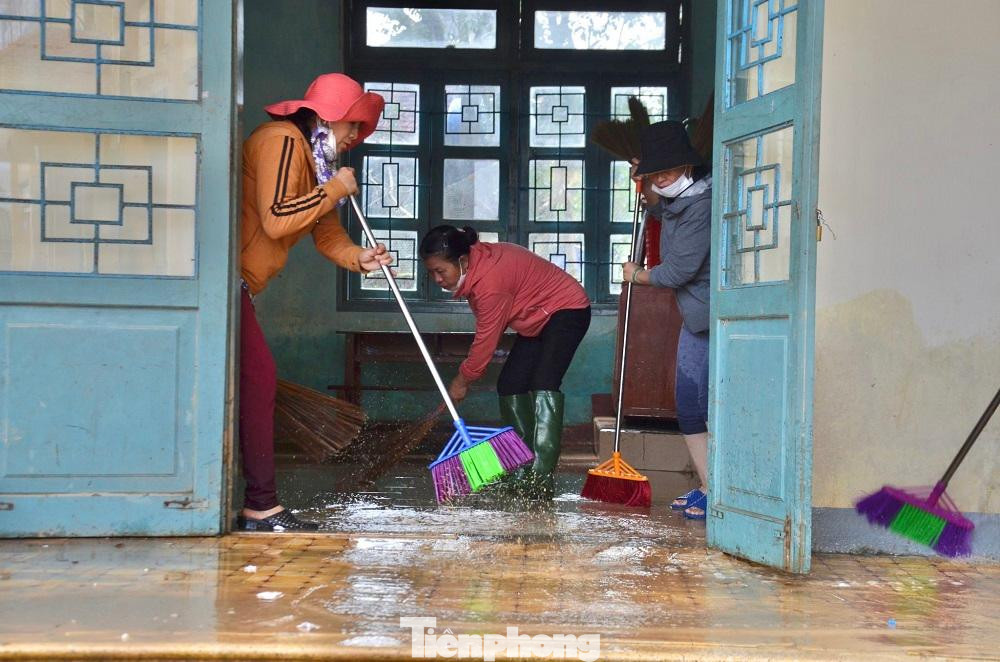 Ông Trần Văn Thiện - Chủ tịch UBND xã Hành Dũng cho hay, sau khi nước lũ rút, địa phương đã huy động 30 chiến sĩ, dân quân trên địa bàn xã cùng lực lượng đoàn thanh niên khẩn trương hỗ trợ người dân dọn dẹp bùn đất, khắc phục hậu quả mưa lũ, đồng thời hỗ trợ các trường học nhanh chóng ổn định và tổ chức giảng dạy trở lại.