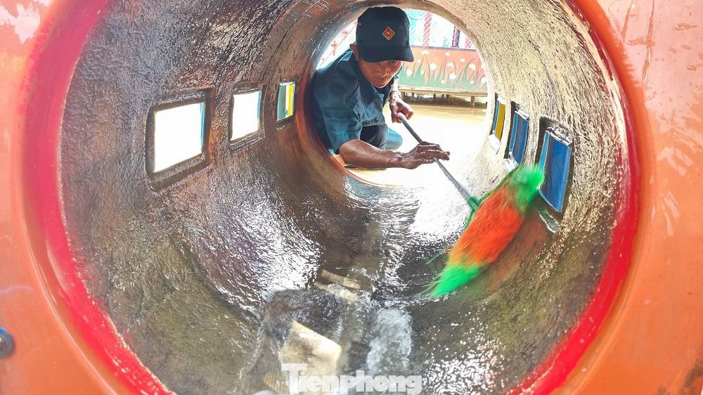 Nhờ có sự hỗ trợ của lực lượng dân quân tự vệ cùng đoàn viên thanh niên xã nên công tác dọn dẹp vệ sinh diễn ra nhanh hơn.