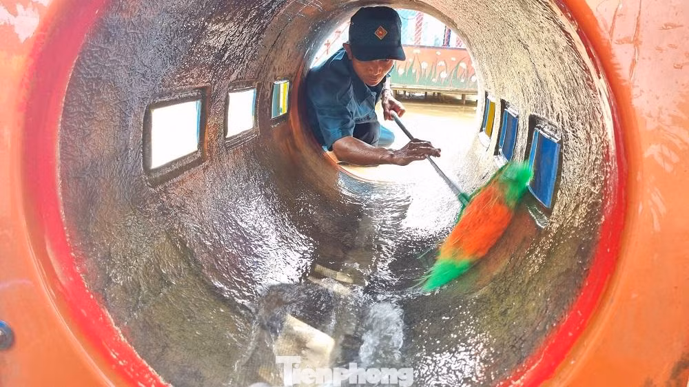 Nhờ có sự hỗ trợ của lực lượng dân quân tự vệ cùng đoàn viên thanh niên xã nên công tác dọn dẹp vệ sinh diễn ra nhanh hơn.
