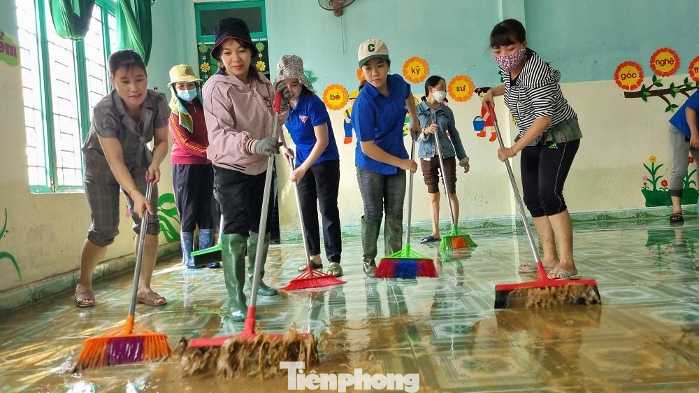 Hai ngày nay người dân, giáo viên ven sông Phước Giang (huyện Nghĩa Hành, tỉnh Quảng Ngãi) tranh thủ trời nắng, nước rút bắt tay ngay vào việc dọn dẹp vệ sinh nhà cửa, trường học, đường sá để ổn định cuộc sống sau mưa lũ.