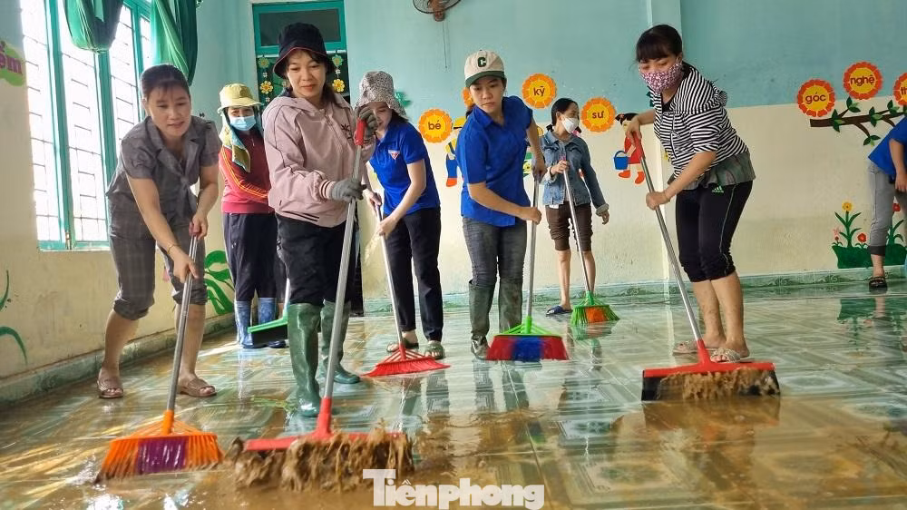 Hai ngày nay người dân, giáo viên ven sông Phước Giang (huyện Nghĩa Hành, tỉnh Quảng Ngãi) tranh thủ trời nắng, nước rút bắt tay ngay vào việc dọn dẹp vệ sinh nhà cửa, trường học, đường sá để ổn định cuộc sống sau mưa lũ.