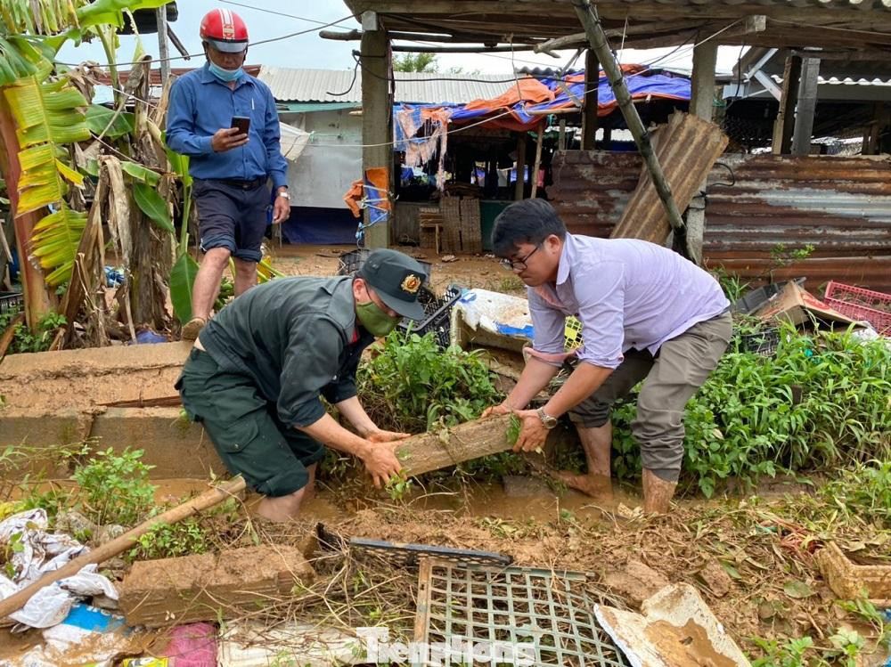 Mưa lũ cũng gây ra tình trạng sạt lở núi ở thủy điện Kà Tinh 1 (xã Trà Lâm, huyện Trà Bồng) làm một kỹ sư mất tích. Hàng nghìn khối đất đá lớn ập xuống tỉnh lộ 622B ở huyện Trà Bồng khiến hàng nghìn hộ dân của 6 xã ở huyện Trà Bồng gồm: Hương Trà, Trà Tây, Trà Phong, Trà Xinh, Trà Thanh, Sơn Trà bị cô lập.