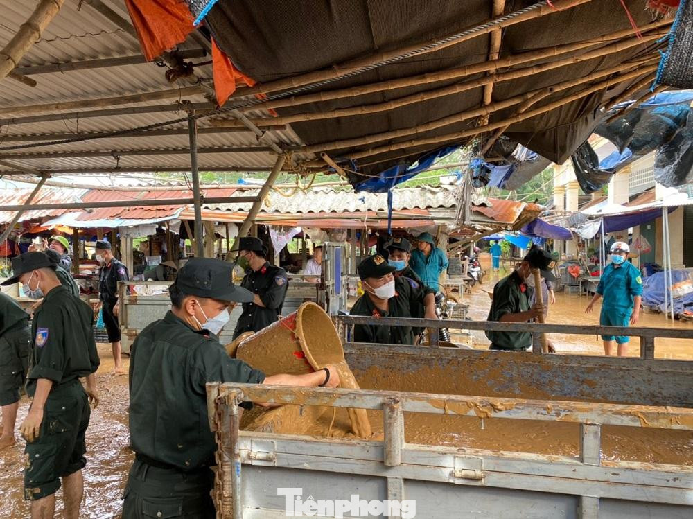 Theo đó, hơn 50 cán bộ, đoàn viên của Tiểu đoàn 3 đã tích cực giúp các tiểu thương trong chợ nạo vét bùn, khai thông cống rãnh, sửa chữa các sạp hàng nhằm ổn định việc buôn bán, sản xuất của người dân tại chợ. Đây là hoạt động hết sức ý nghĩa, thể hiện được tinh thần xung kích, cùng nhân dân khắc phục khó khăn của lực lượng Cảnh sát Cơ động.