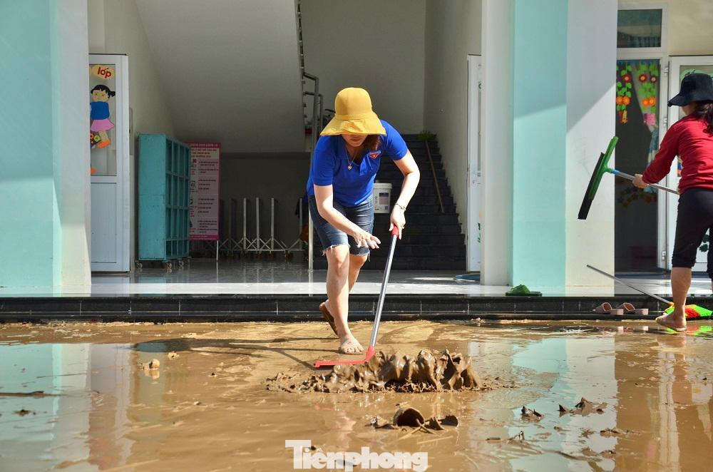 Cô Tiêu Thị Cẩm Lệ - Hiệu trưởng Trường Mầm non Hành Dũng cho biết, ngay từ sáng sớm được sự hỗ trợ của lực lượng thanh niên, dân quân nên Trường đã huy động toàn bộ cán bộ công nhân viên tập trung dọn rửa bùn non với phương châm “nước rút đến đâu khắc phục nhanh, hiệu quả đến đó”. Nhờ đó, trường lớp đã được dọn sạch sẽ, sẵn sàng đón các cháu trở lại trường vào ngày 13/10.