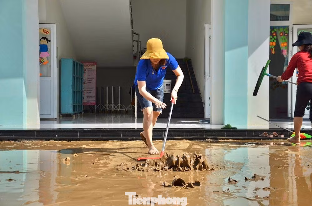Cô Tiêu Thị Cẩm Lệ - Hiệu trưởng Trường Mầm non Hành Dũng cho biết, ngay từ sáng sớm được sự hỗ trợ của lực lượng thanh niên, dân quân nên Trường đã huy động toàn bộ cán bộ công nhân viên tập trung dọn rửa bùn non với phương châm “nước rút đến đâu khắc phục nhanh, hiệu quả đến đó”. Nhờ đó, trường lớp đã được dọn sạch sẽ, sẵn sàng đón các cháu trở lại trường vào ngày 13/10.
