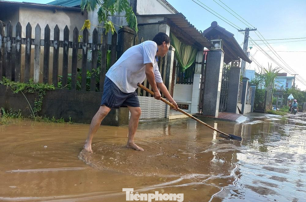 Bộ đội, dân quân 'chung tay' cùng giáo viên dọn bùn rác sau mưa lũ, sớm nhất cho trẻ đến trường ảnh 8