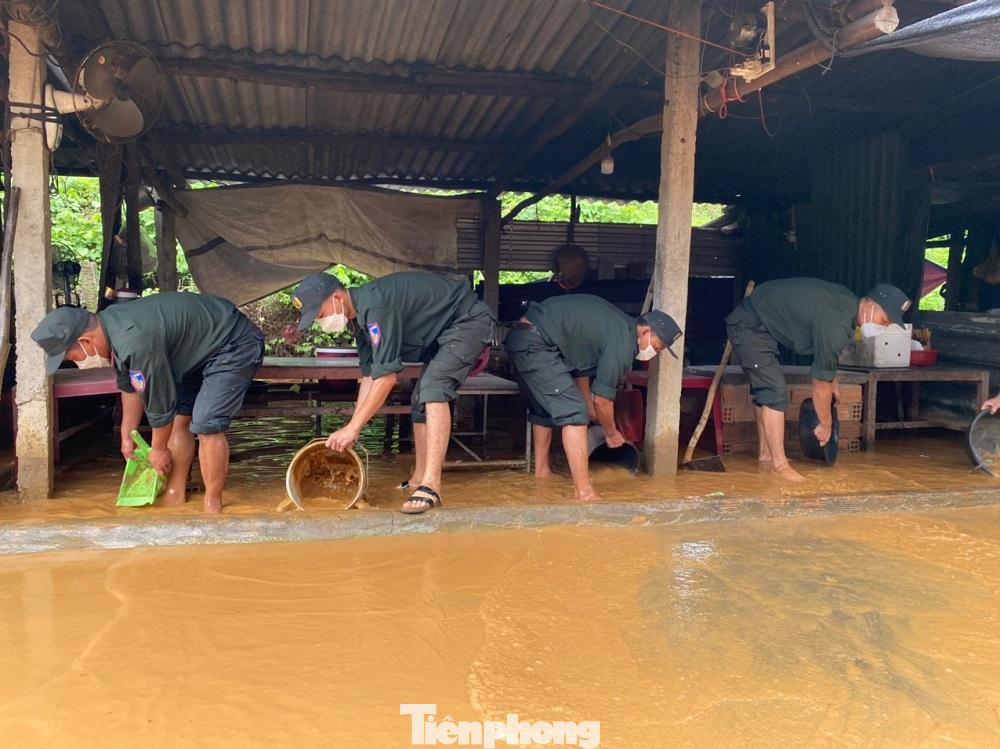 Mưa lớn kéo dài khiến chợ Bình Hải (huyện Bình Sơn) bị nước lũ trên cao chảy xuống gây ngập cục bộ, bùn đất lấp đầy các khu vực quầy hàng và lối đi. Sáng 12/10, hàng chục cán bộ chiến sĩ Tiểu đoàn 3, Trung đoàn Cảnh sát cơ động Nam Trung Bộ- Bộ Tư lệnh Cảnh sát Cơ động (K02) đã ra quân hỗ trợ người dân khắc phục hậu quả sau mưa lũ.