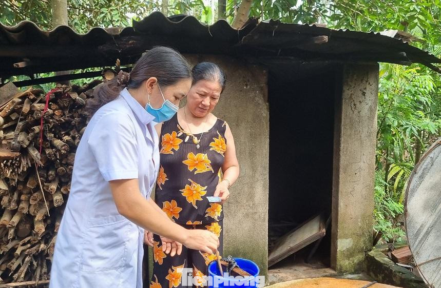 Ngay sau khi lũ rút, ngành y tế huyện đã tích cực cử cán bộ về các vùng lũ hướng dẫn cho bà con xử lý nguồn nước, vệ sinh môi trường đề phòng các dịch bệnh nguy hiểm. Đến thời điểm này, hơn 50 giếng khơi đã được xử lý hóa chất, đảm bảo nguồn nước cho người dân sinh hoạt, chưa có địa phương nào xảy ra dịch bệnh.