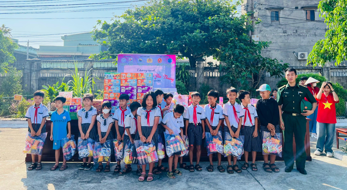 Đồn Biên phòng Lý Sơn tặng quà cho các em học sinh và người già có hoàn cảnh khó khăn.