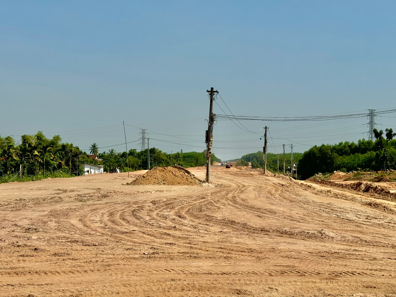Tỉnh Quảng Ngãi chỉ đạo các cơ quan liên quan khẩn trương di dời công trình hạ tầng kỹ thuật bàn giao mặt bằng cho nhà thầu thi công. Tỉnh Quảng Ngãi chỉ đạo các cơ quan liên quan khẩn trương di dời công trình hạ tầng kỹ thuật bàn giao mặt bằng cho nhà thầu thi công.