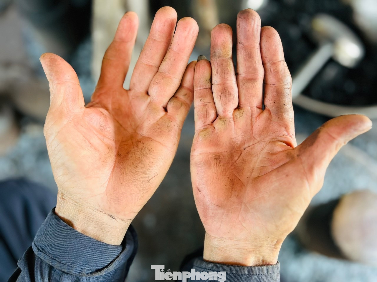 Bàn tay chai sần của một người thợ rèn.