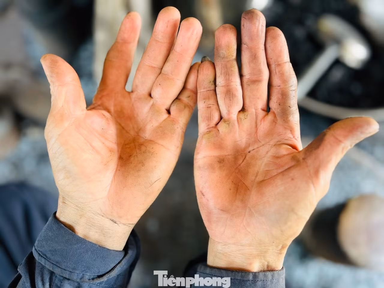 Bàn tay chai sần của một người thợ rèn.