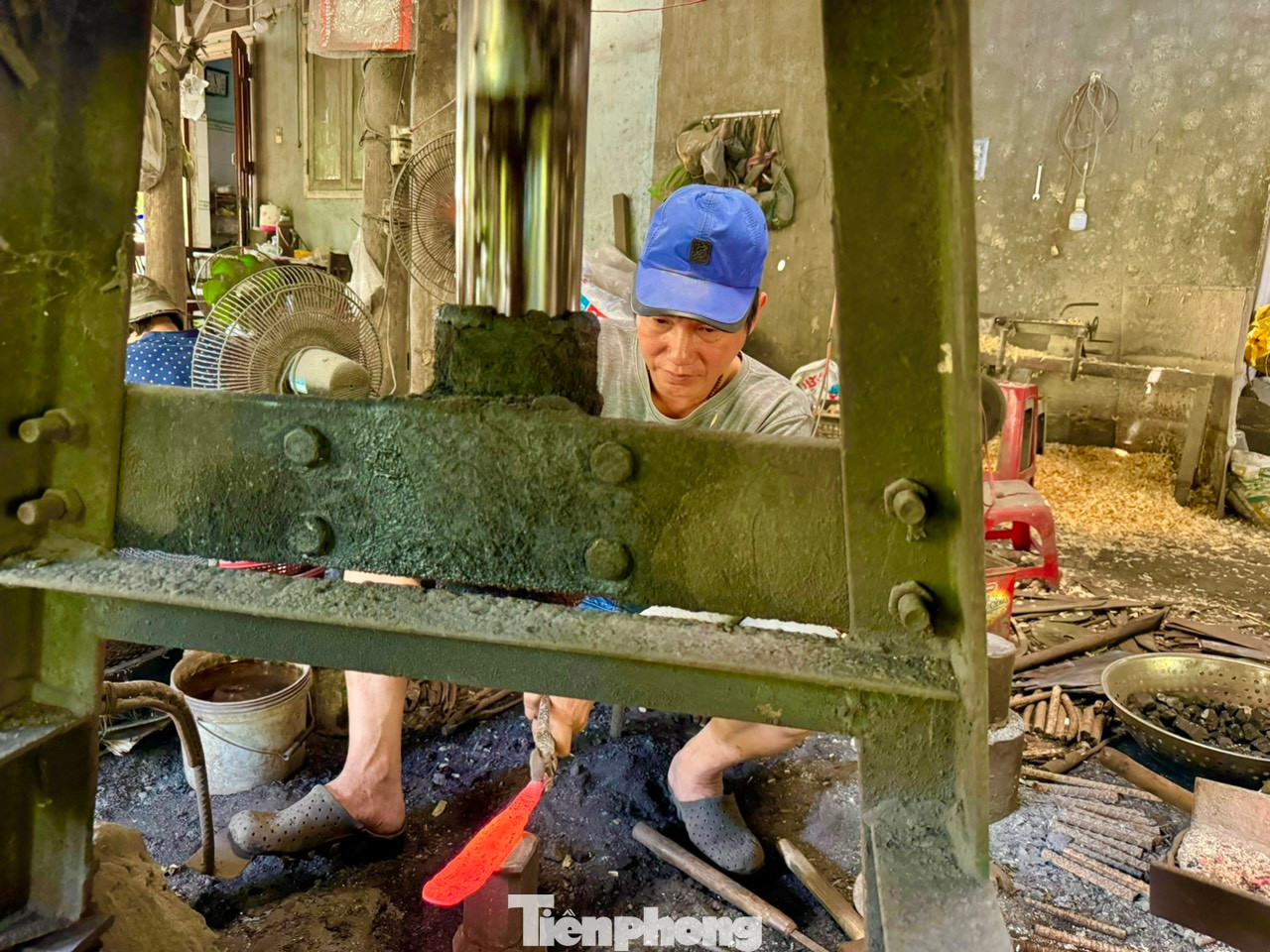 Năm nào cũng vậy, thời gian cận Tết Nguyên đán là thời điểm tất bật với người thợ rèn ở Minh Khánh bởi nhu cầu đặt hàng tăng cao. Từ 4h sáng, khắp làng rèn lại vang lên tiếng búa, tiếng kim loại va vào nhau rộn rã.