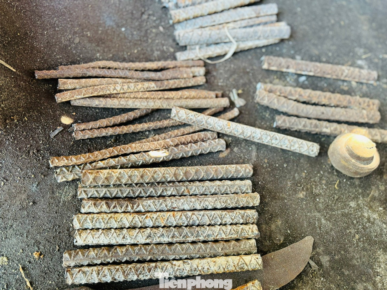 Nguyên liệu để rèn thành dao, rựa, cuốc, xẻng gọi chung là “mì” (các cây sắt hình chữ Y, cỡ 16-18mm). Sắt được cắt ra thành khúc rồi cán dẹp, gọi là “dóc”, trải qua nhiều công đoạn mới ra thành phẩm để sử dụng. Trung bình mỗi ngày người thợ có thể làm ra được 30-35 chiếc dao, rựa.