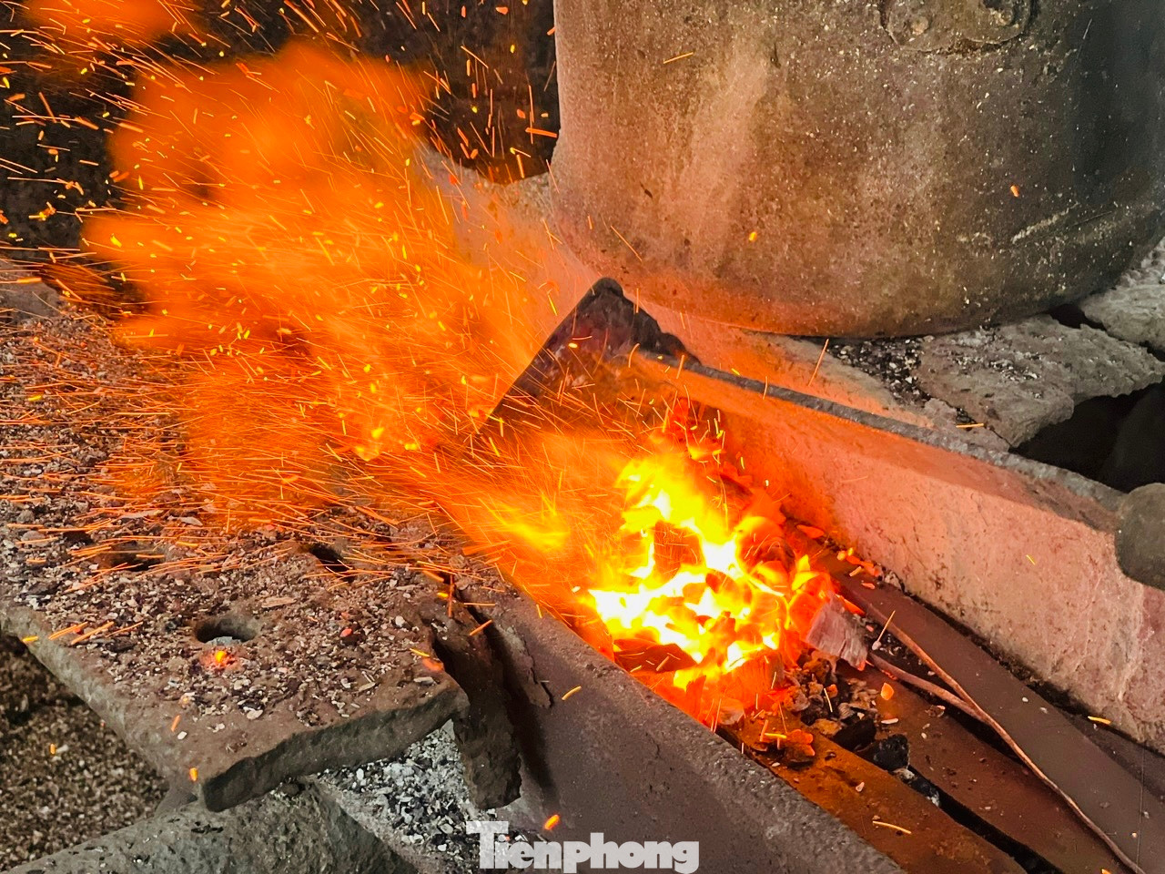 Theo các thợ rèn, nghề rèn là nghề vất vả, đòi hỏi tính kiên nhẫn, sự bền bỉ và sức lực… chịu được cái nóng của lửa, bụi bặm của khói. Để cho ra lò sản phẩm từ những thanh sắt, thép thô, người thợ rèn phải trải qua nhiều công đoạn.