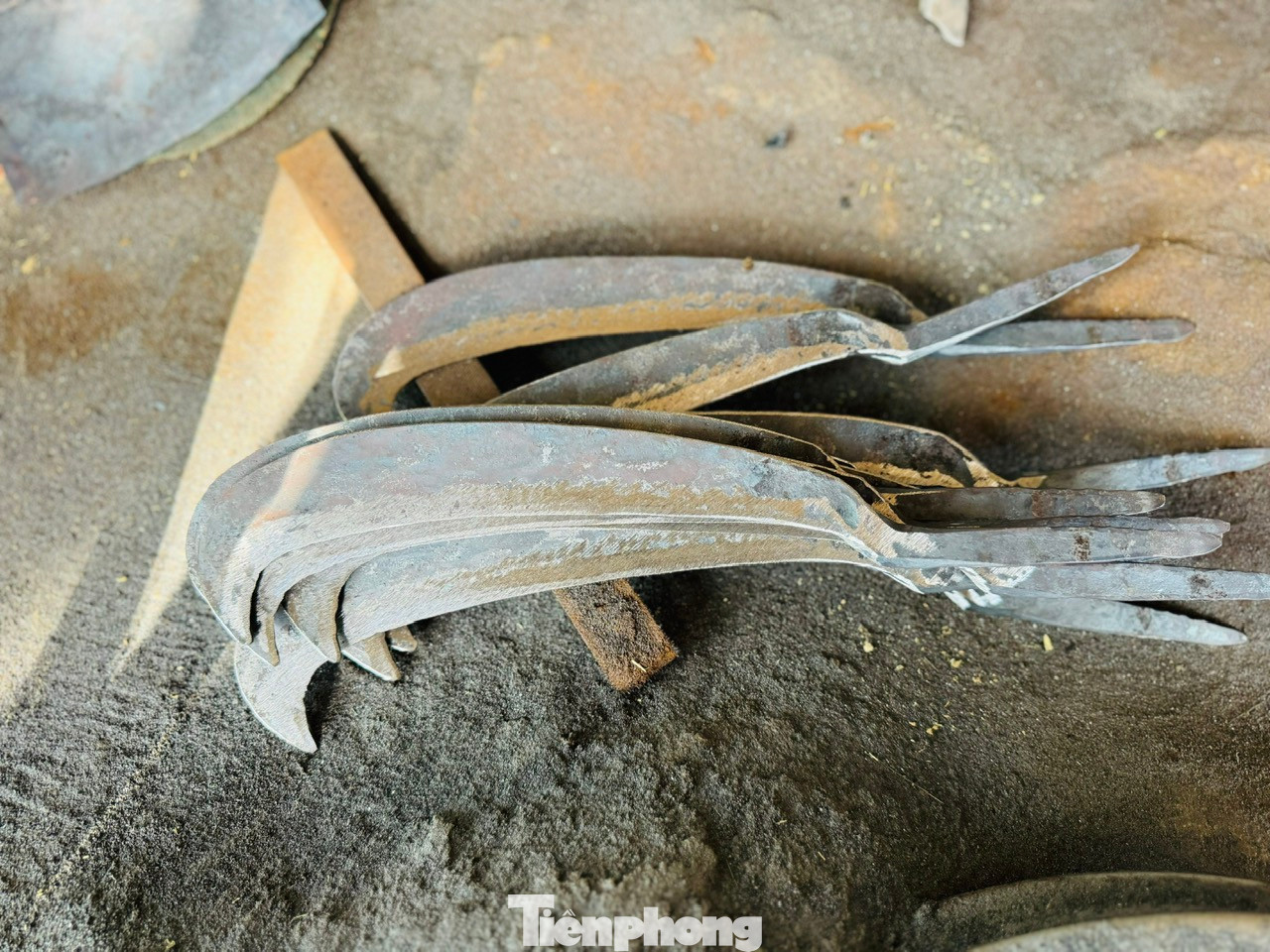 Nguyên liệu để rèn thành dao, rựa, cuốc, xẻng gọi chung là “mì” (các cây sắt hình chữ Y, cỡ 16-18mm). Sắt được cắt ra thành khúc rồi cán dẹp, gọi là “dóc”, trải qua nhiều công đoạn mới ra thành phẩm để sử dụng. Trung bình mỗi ngày người thợ có thể làm ra được 30-35 chiếc dao, rựa.