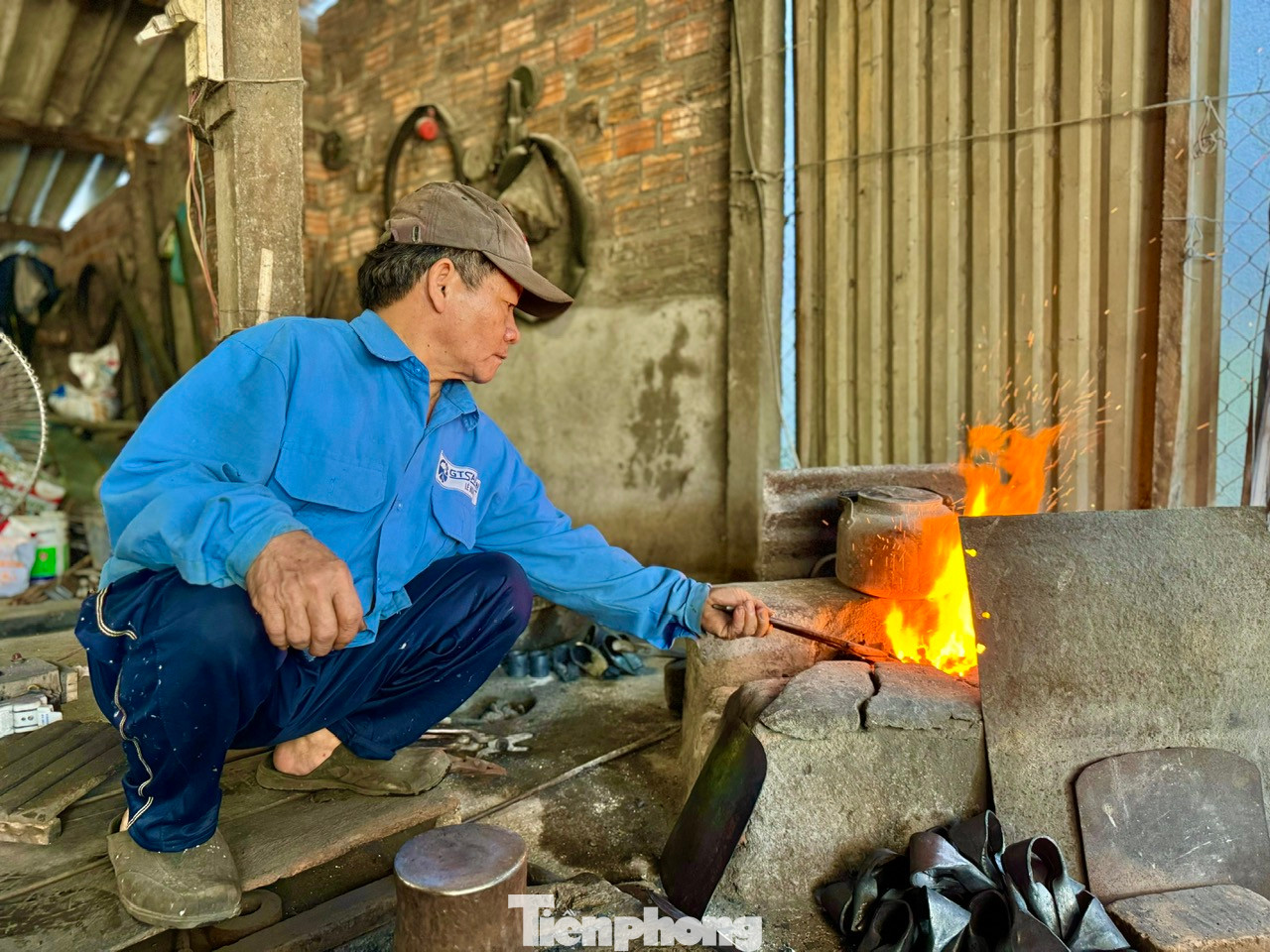 Theo các bậc cao niên, không ai biết chính xác làng rèn nơi đây có từ bao giờ, họ chỉ biết cụ tổ nghề có gốc gác phía Bắc và có tên là Đinh Khắc Nhơn. Hơn 300 năm trước, cụ tổ cùng gia đình di cư vào Nam và chọn mảnh đất sát bên bờ sông Trà để khai hoang, lập nghề, lập làng. Kể từ đó, những lò rèn luôn đỏ lửa trên mảnh đất này.