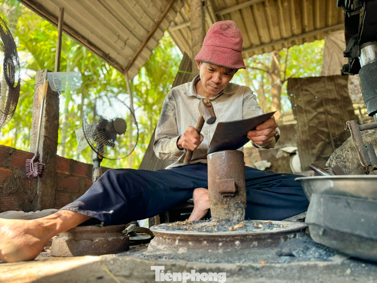 “Những ngày cận Tết là khoảng thời gian bận rộn nhất, số lượng người đặt các loại dao để sử dụng tăng cao. Vì vậy, hàng ngày những người làm nghề ở đây đều phải bắt đầu công việc từ lúc 4h sáng, kết thúc khi trời tối muộn, thậm chí có nhiều hộ nhận hàng nhiều phải làm cả đêm”, anh Thân chia sẻ.