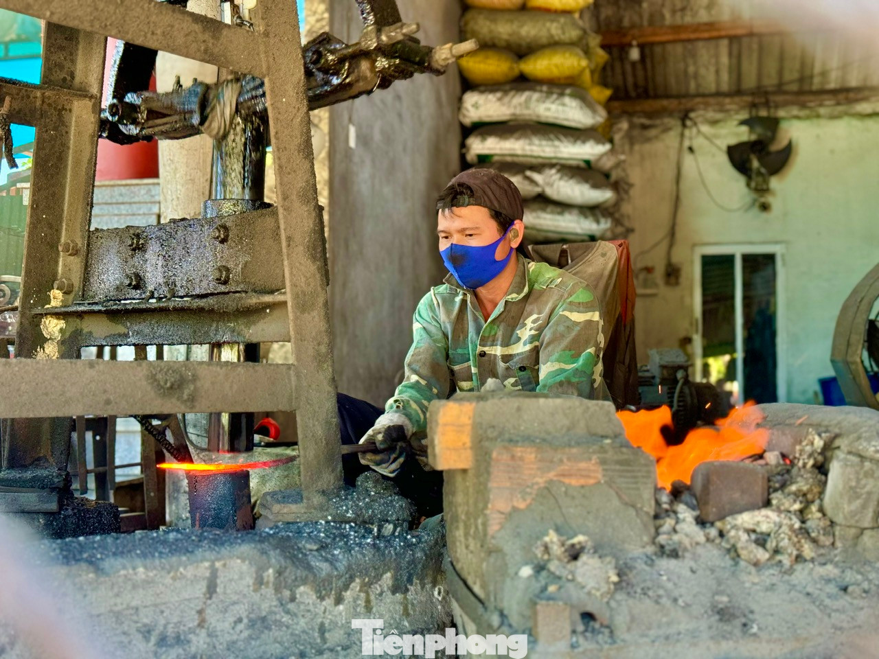 Chỉ còn hơn nửa tháng nữa là đến Tết Nguyên đán, hiện người dân ở làng rèn Minh Khánh (xã Tịnh Minh, huyện Sơn Tịnh, tỉnh Quảng Ngãi) luôn tất bật, đỏ lửa đến tối muộn để làm các sản phẩm như dao, cuốc, liềm, rựa… phục vụ thị trường Tết.