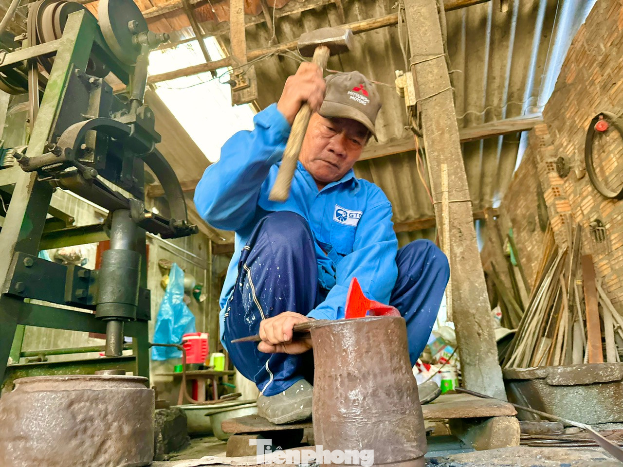 “Những ngày cận Tết là khoảng thời gian bận rộn nhất, số lượng người đặt các loại dao để sử dụng tăng cao. Vì vậy, hàng ngày những người làm nghề ở đây đều phải bắt đầu công việc từ lúc 4h sáng, kết thúc khi trời tối muộn, thậm chí có nhiều hộ nhận hàng nhiều phải làm cả đêm”, anh Thân chia sẻ.