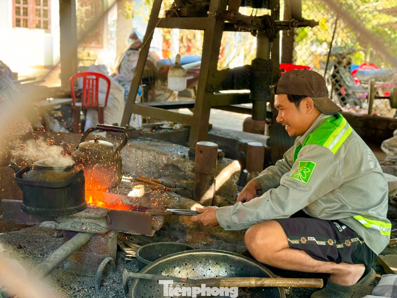 Anh Nhan Văn Thân (trú ở thôn Minh Khánh, xã Tịnh Minh) cho hay, so với nhiều nghề khác thì nghề này vất vả hơn và mất nhiều thời gian. Người làm nghề phải có sức khỏe dẻo dai và chịu được cái nóng của lửa, bụi bặm của khói.