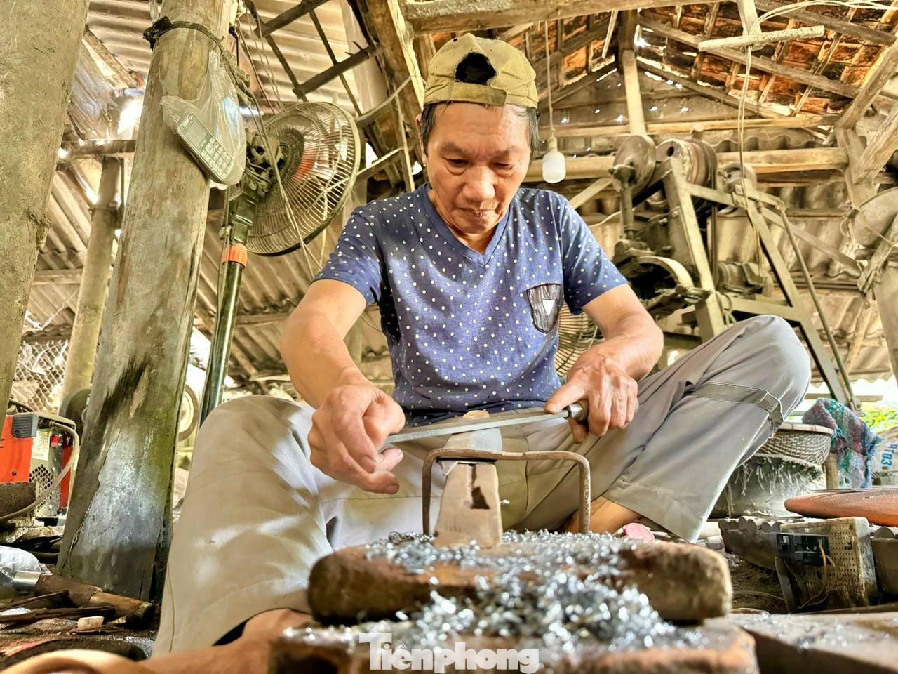 Mỗi năm làng rèn Minh Khánh (xã Tịnh Minh) sản xuất ra khoảng hơn 200.000 sản phẩm, chủ yếu là rựa, liềm, dao, xẻng, cuốc, búa... Sản phẩm kim khí ở đây có nét riêng, sắc sảo khiến người dùng ưa thích. Các sản phẩm không chỉ tiêu thụ trong tỉnh mà còn được xuất đi các tỉnh phía Nam và Tây Nguyên.