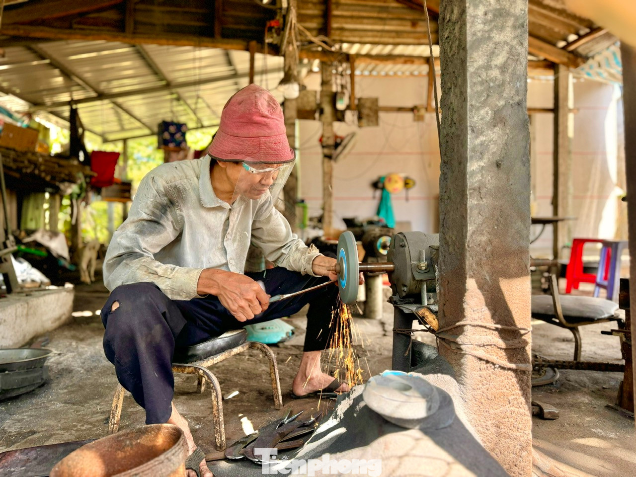 Mỗi năm làng rèn Minh Khánh (xã Tịnh Minh) sản xuất ra khoảng hơn 200.000 sản phẩm, chủ yếu là rựa, liềm, dao, xẻng, cuốc, búa... Sản phẩm kim khí ở đây có nét riêng, sắc sảo khiến người dùng ưa thích. Các sản phẩm không chỉ tiêu thụ trong tỉnh mà còn được xuất đi các tỉnh phía Nam và Tây Nguyên.