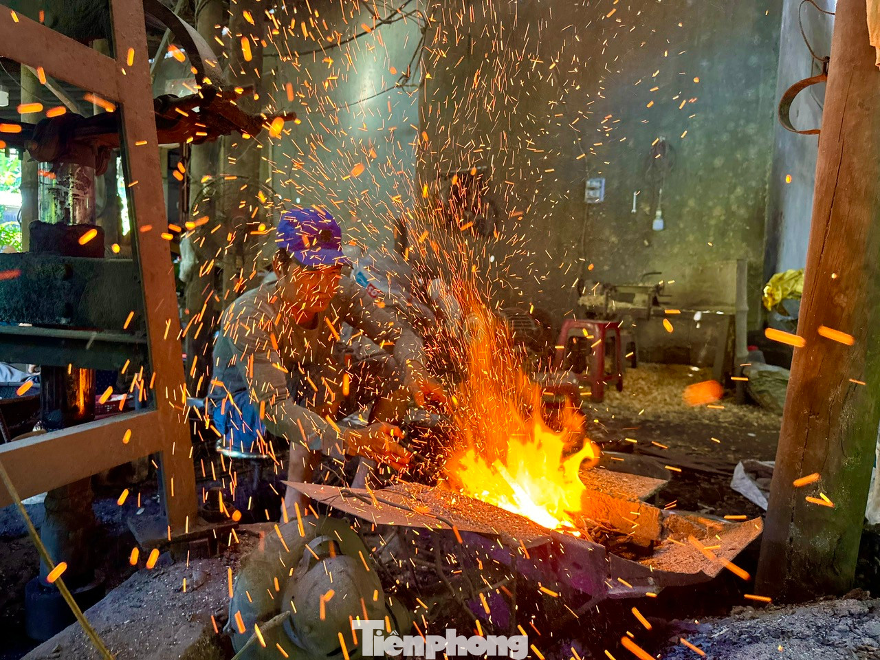 “Người dân làm nghề rèn ở đây đỏ lửa quanh năm nhưng cứ vào vụ Tết thì tất bật hơn gấp 2-3 lần so với ngày thường. Vì vậy, hàng ngày những người làm nghề ở đây đều phải bắt đầu công việc từ lúc sáng sớm tinh mơ, kết thúc khi trời tối muộn”, ông Tòng nói.