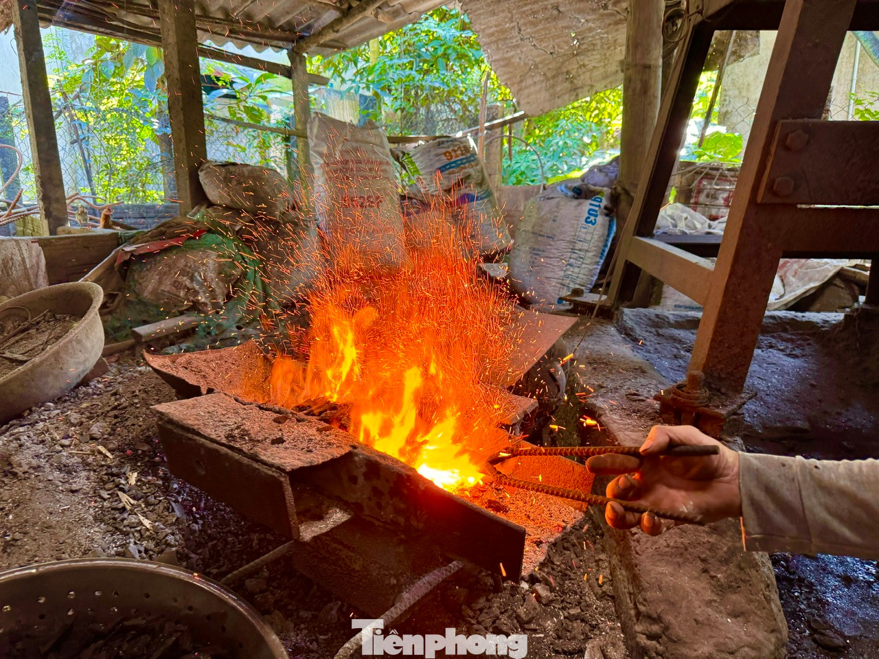 Theo các thợ rèn, nghề rèn là nghề vất vả, đòi hỏi tính kiên nhẫn, sự bền bỉ và sức lực… chịu được cái nóng của lửa, bụi bặm của khói. Để cho ra lò sản phẩm từ những thanh sắt, thép thô, người thợ rèn phải trải qua nhiều công đoạn.