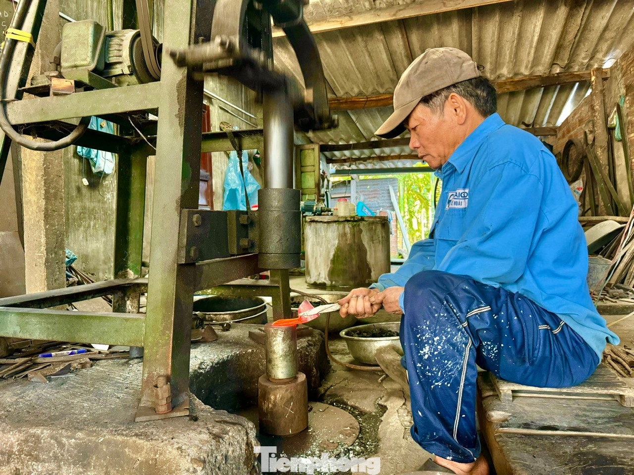 Những năm trở lại đây, hầu hết người dân làng rèn Minh Khánh chuyển dần từ làm thủ công sang máy móc. Những chiếc máy dập thép, máy mài, máy cắt... được đầu tư tạo năng suất cao hơn nhiều nên được sử dụng phổ biến.