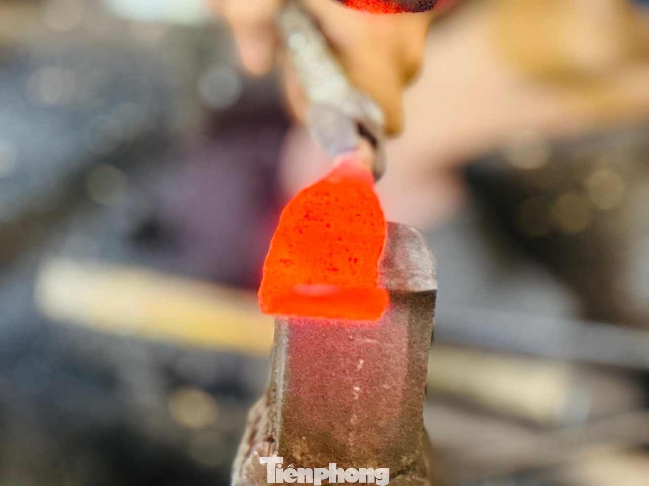 Ngoài ra, việc nung sắt rồi máy dập cho nhẵn, mài, đóng cán… mỗi khâu đều yêu cầu sự khéo léo rất cao của người thợ. Cao hơn nữa là phải biết “căn” nhiệt độ nhằm xác định thời gian tôi trong bễ là bao lâu để đưa ra sản phẩm đạt chất lượng.