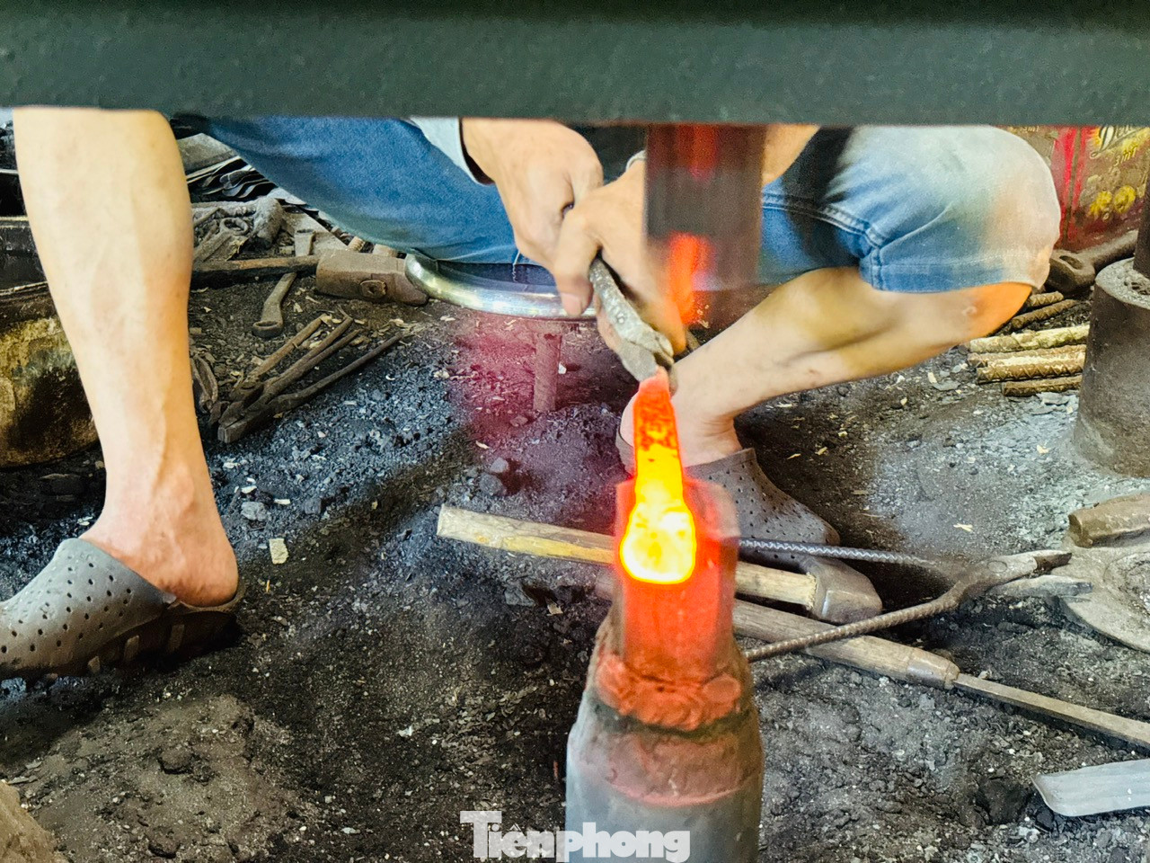Ngoài ra, việc nung sắt rồi máy dập cho nhẵn, mài, đóng cán… mỗi khâu đều yêu cầu sự khéo léo rất cao của người thợ. Cao hơn nữa là phải biết “căn” nhiệt độ nhằm xác định thời gian tôi trong bễ là bao lâu để đưa ra sản phẩm đạt chất lượng.