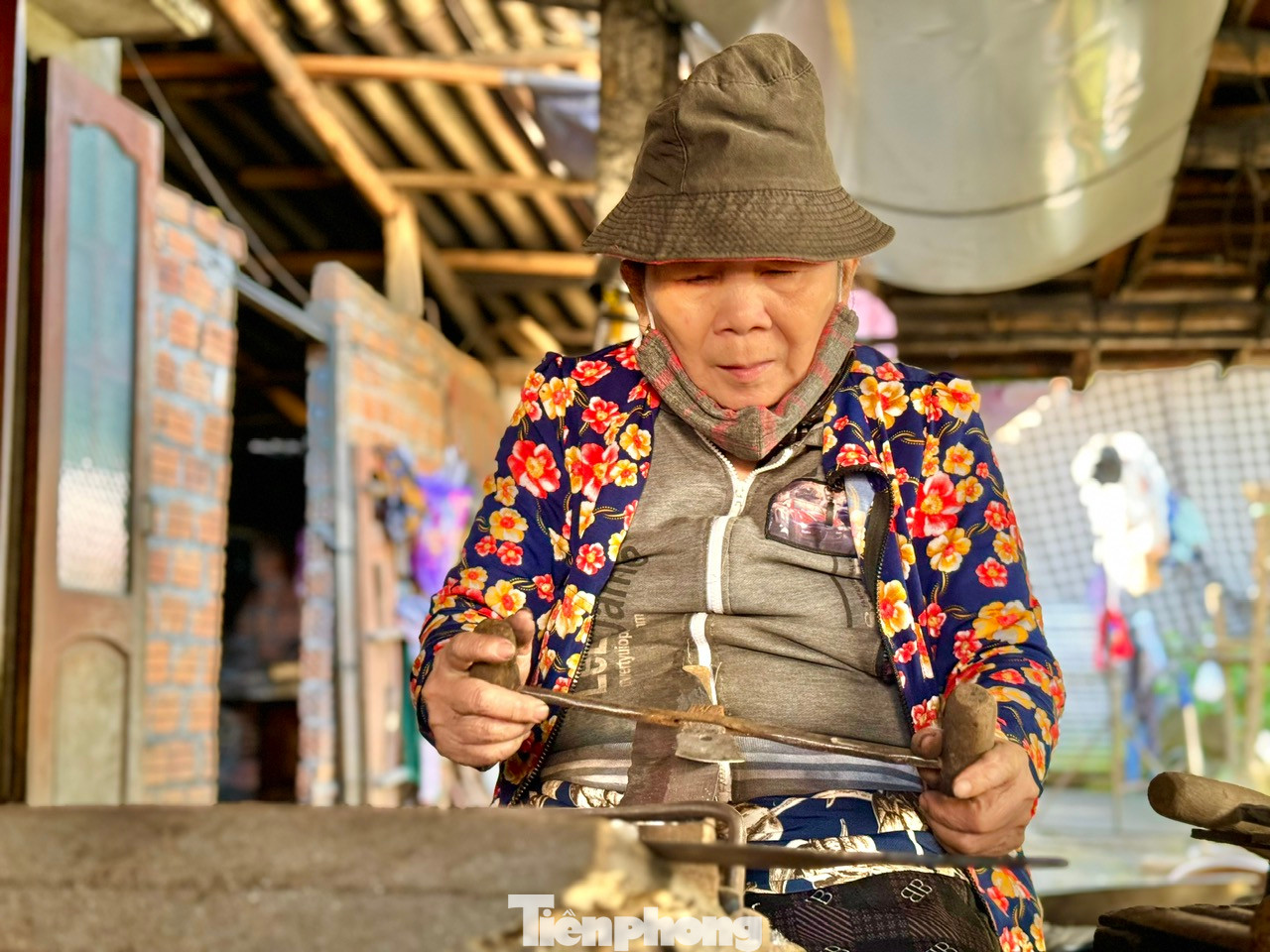 Công việc rèn không chỉ có những người đàn ông mà cả phụ nữ cũng tham gia.