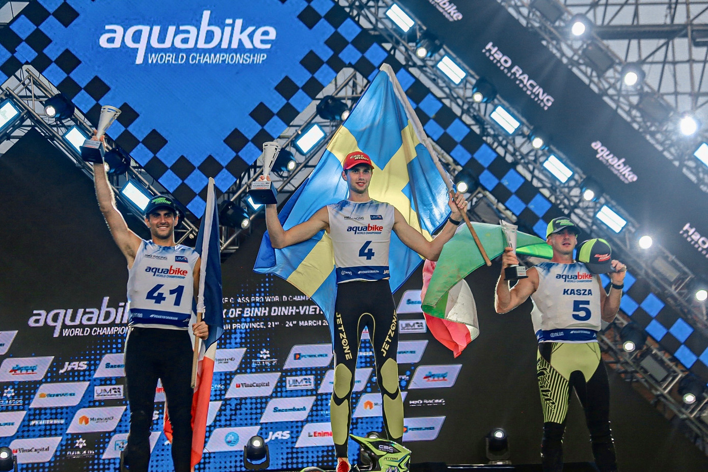 Tay đua Samuel Johansson (Thuỵ Điển) giành giải nhất trong hạng đua Runabout GP1.