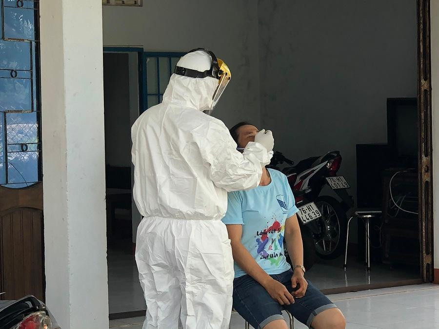 Lấy mẫu xét nghiệm các người liên quan đến những ca mắc COVID-19.