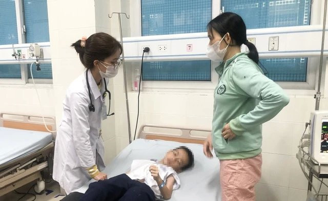 Học sinh cấp cứu tại Bệnh viện Sản - Nhi Quảng Ngãi.