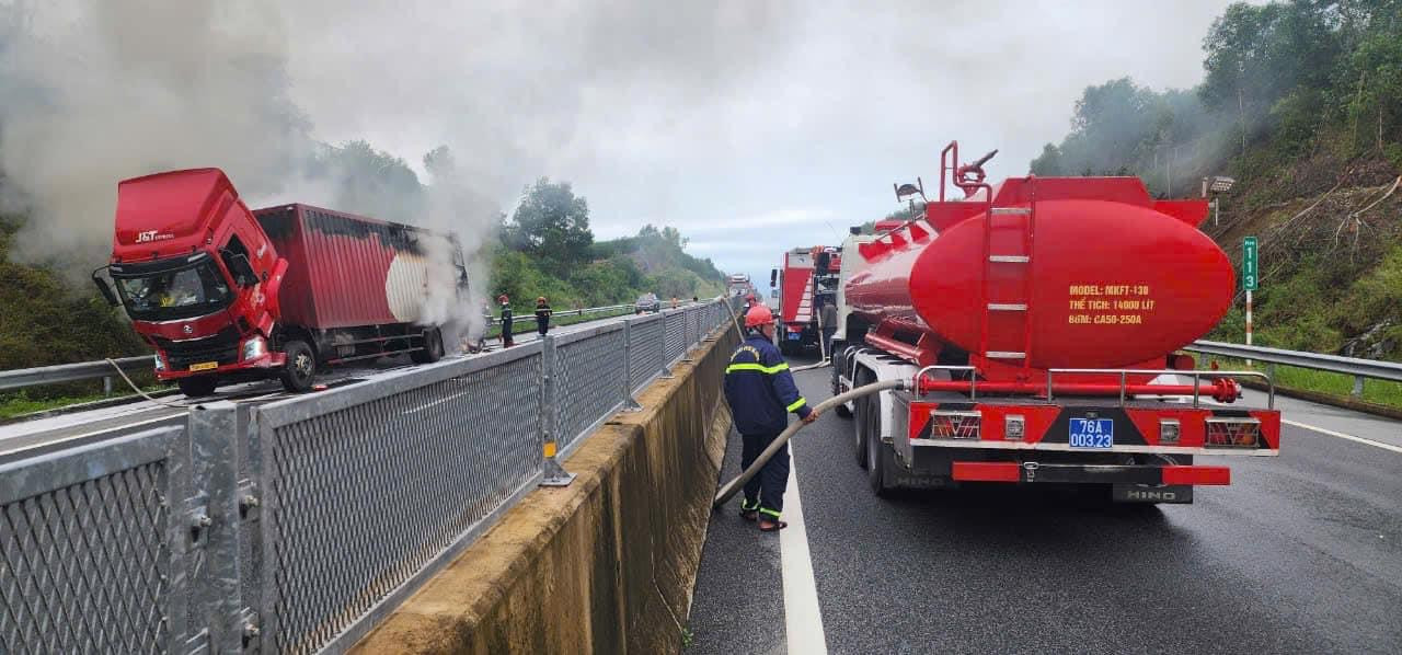 Xe tải bốc cháy dữ dội trên cao tốc Đà Nẵng - Quảng Ngãi. Xe tải bốc cháy dữ dội trên cao tốc Đà Nẵng - Quảng Ngãi.