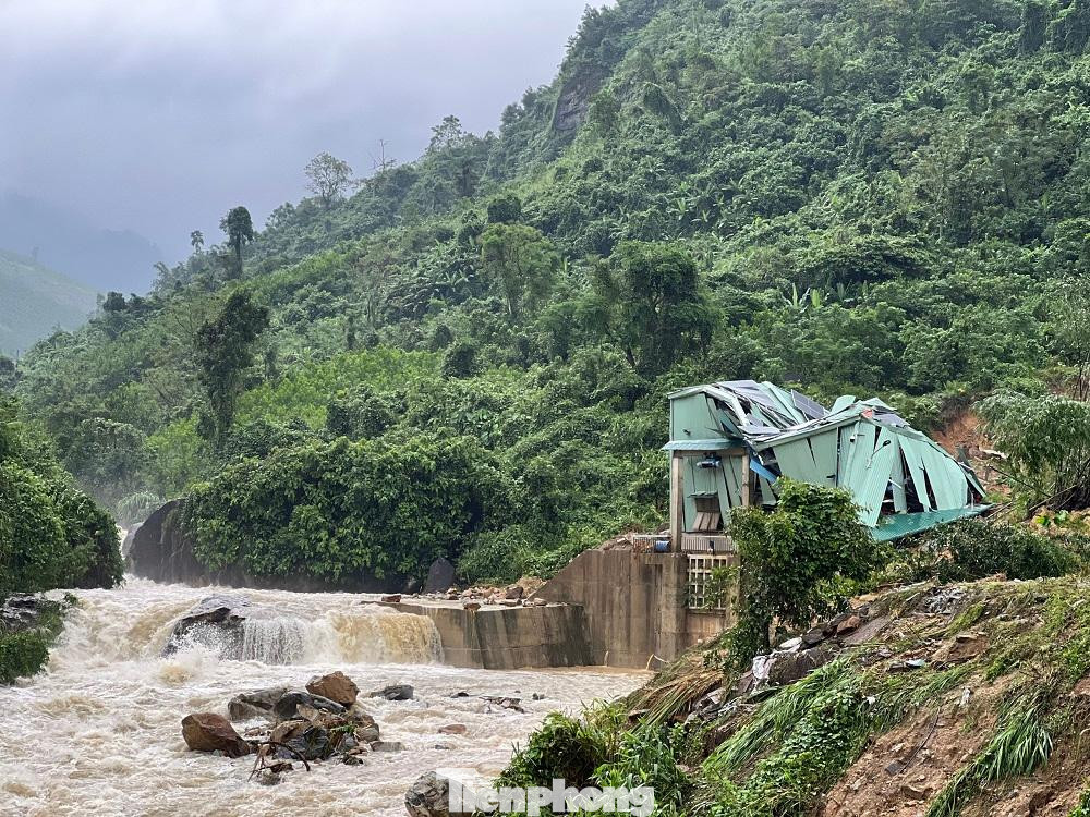 Sáng 11/10, thời tiết tại khu vực sạt lở vẫn còn mưa rất lớn khiến công tác tiếp cận hiện trường gặp nhiều khó khăn.