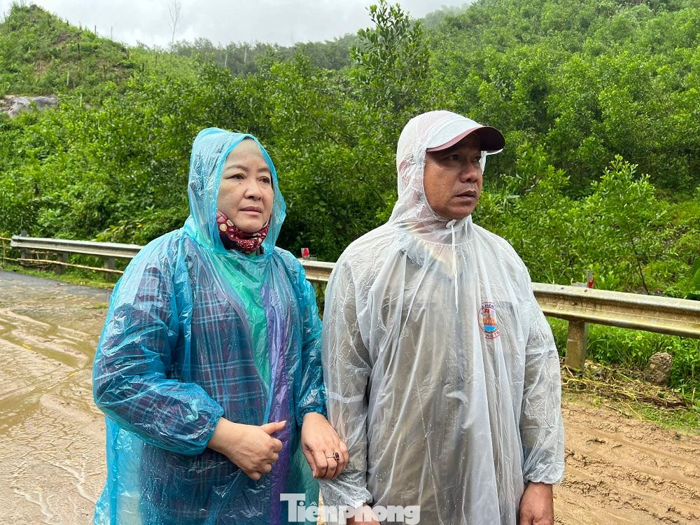 Bà Phạm Thị Kim Chi và ông Nguyễn Thú là cha và mẹ của kỹ sư Nguyễn Văn Nam tuyệt vọng chờ đợi tin tức của con trai. Bà Phạm Thị Kim Chi và ông Nguyễn Thú là cha và mẹ của kỹ sư Nguyễn Văn Nam tuyệt vọng chờ đợi tin tức của con trai.