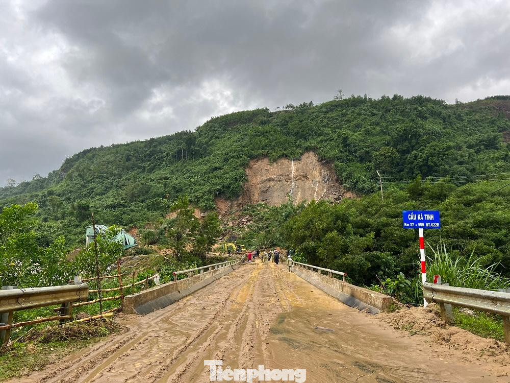 Sáng 11/10, lực lượng chức năng tỉnh Quảng Ngãi đã huy động 5 máy đào, các thiết bị cứu nạn cứu hộ tiếp cận hiện trường. Các cán bộ, chiến sĩ Bộ Chỉ huy quân sự tỉnh Quảng Ngãi, lực lượng huyện Trà Bồng cùng thiết bị máy móc đào ủi giải phóng hàng nghìn khối đất đá ở vụ sạt lở ở thuỷ điện Kà Tinh 1.