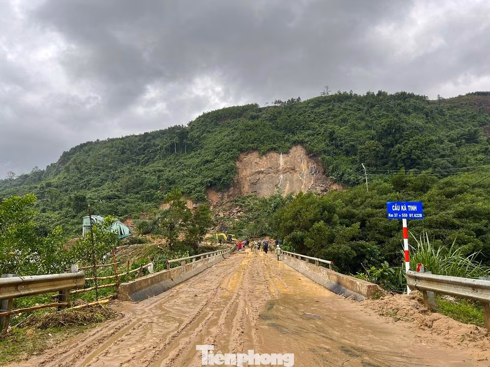 Sáng 11/10, lực lượng chức năng tỉnh Quảng Ngãi đã huy động 5 máy đào, các thiết bị cứu nạn cứu hộ tiếp cận hiện trường. Các cán bộ, chiến sĩ Bộ Chỉ huy quân sự tỉnh Quảng Ngãi, lực lượng huyện Trà Bồng cùng thiết bị máy móc đào ủi giải phóng hàng nghìn khối đất đá ở vụ sạt lở ở thuỷ điện Kà Tinh 1.