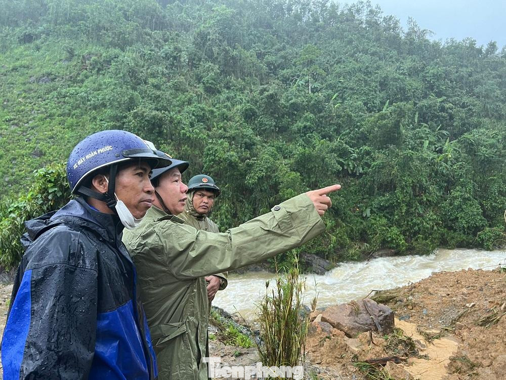 Ông Đặng Văn Minh - Chủ tịch UBND tỉnh Quảng Ngãi dẫn đầu đoàn kiểm tra, chỉ đạo công tác cứu nạn cứu hộ tại vụ sạt lở thủy điện Kà Tinh 1. Ông Đặng Văn Minh - Chủ tịch UBND tỉnh Quảng Ngãi dẫn đầu đoàn kiểm tra, chỉ đạo công tác cứu nạn cứu hộ tại vụ sạt lở thủy điện Kà Tinh 1.