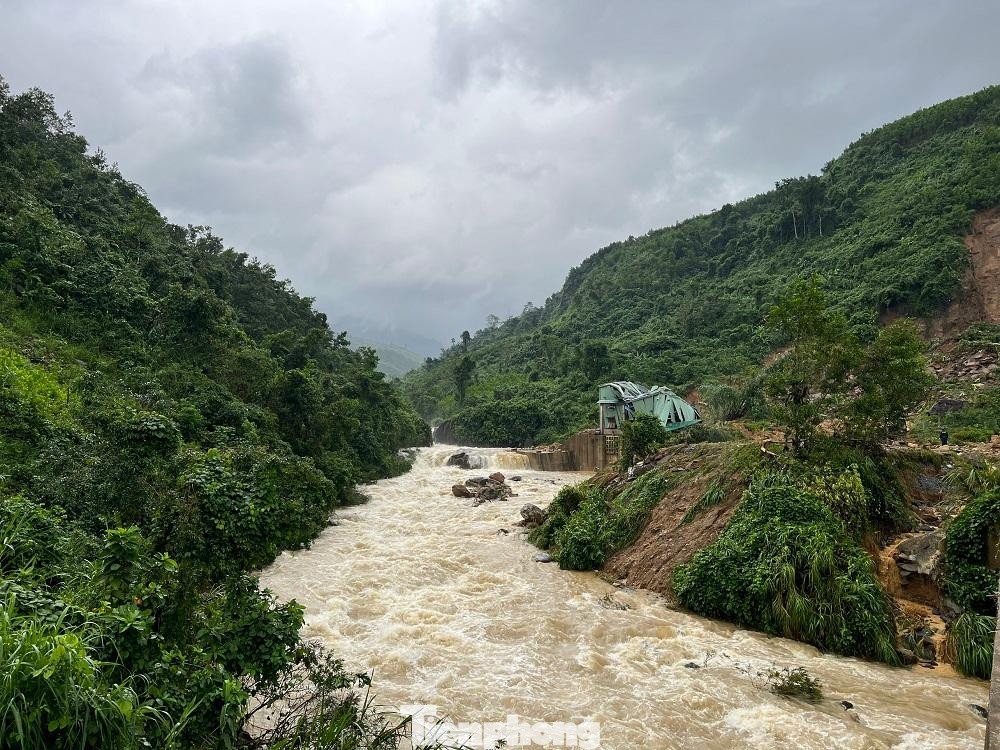 Phó Chủ tịch UBND tỉnh Quảng Ngãi Trần Phước Hiền cho biết, hiện khu vực quanh nhà máy thủy điện có nguy cơ tiếp tục sạt lở nặng nên chúng tôi phong toả, lực lượng, thiết bị tại đây cũng nỗ lực tìm kiếm nạn nhân nhưng vẫn phải đảm bảo an toàn.