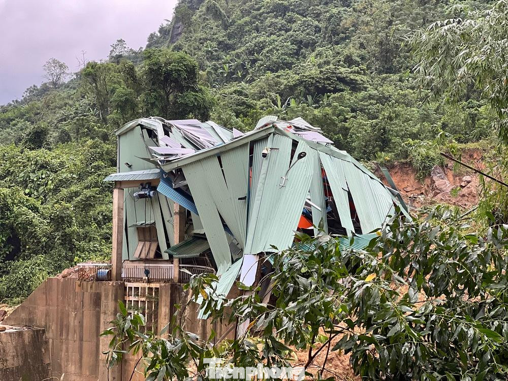 Nhà chứa tổ máy phát điện nằm bên bờ suối bị hư hỏng hoàn toàn do sạt lở. Nhà chứa tổ máy phát điện nằm bên bờ suối bị hư hỏng hoàn toàn do sạt lở.