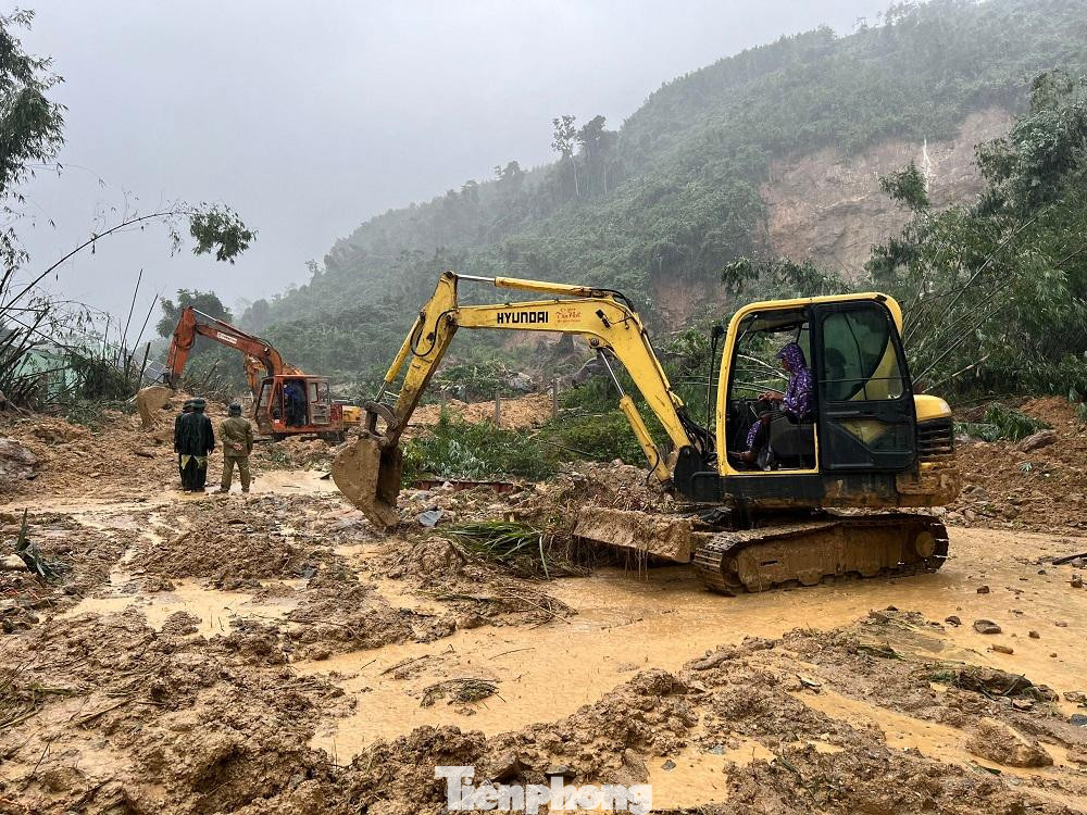 Phương tiện cơ giới được huy động dọn dẹp đất đá. Phương tiện cơ giới được huy động dọn dẹp đất đá.