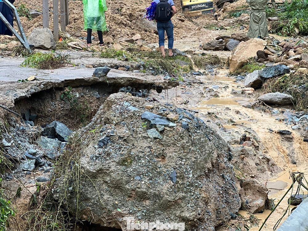 Theo ghi nhận của PV tại hiện trường, khu vực sạt lở là một quả đồi mất chân trút thẳng xuống tuyến giao thông tỉnh lộ 622B và ủi phăng qua nhà điều hành tổ máy số 1 Nhà máy thủy điện Kà Tinh 1. Phía bên dưới khung sườn nhà điều hành siêu vẹo, đổ sập. Khung cảnh tan hoang.