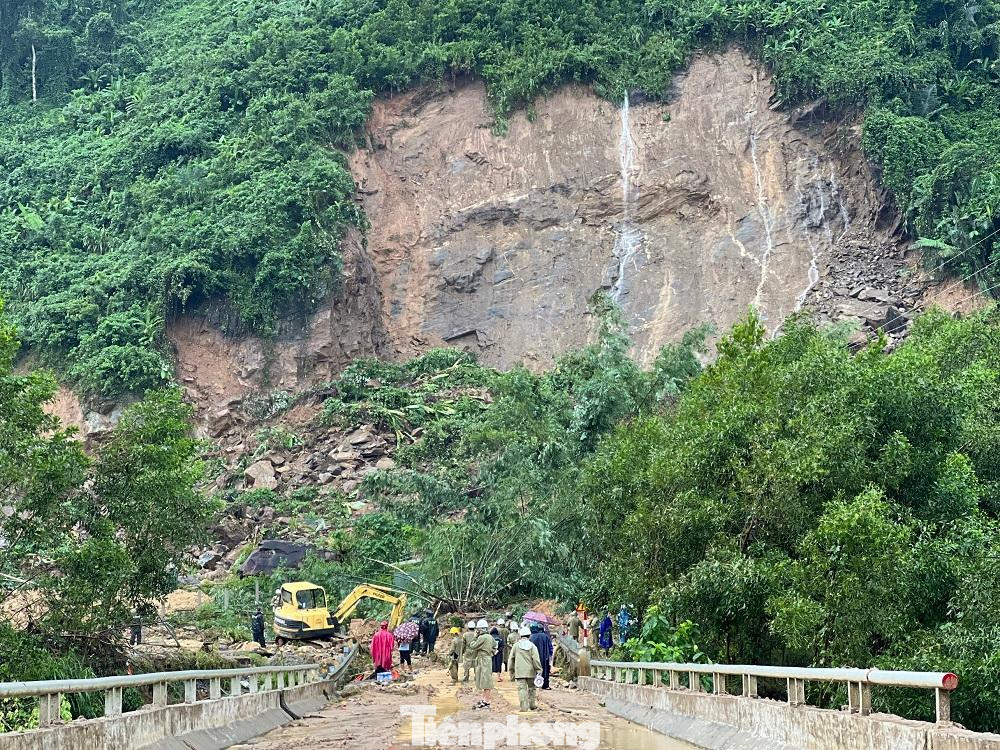 Vụ sạt lở khiến tuyến Tỉnh lộ 622.B đi các xã phía tây huyện Trà Bồng (Tây Trà cũ) bị chia cắt. Vụ sạt lở khiến tuyến Tỉnh lộ 622.B đi các xã phía tây huyện Trà Bồng (Tây Trà cũ) bị chia cắt.