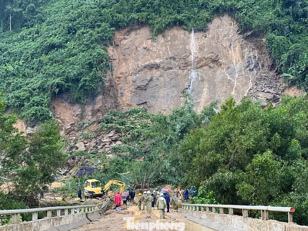 Tại hiện trường, một lượng đất đá khổng lồ đổ ập từ độ cao hàng trăm mét vùi lấp khu vực nhà chứa máy phát điện của thủy điện Kà Tinh 1 và tuyến đường nối từ trung tâm huyện Trà Bồng đến các xã khu tây (huyện Tây Trà cũ).